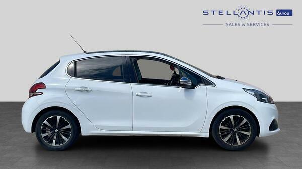 Peugeot 208 1.2 Puretech Allure Premium Hatchback M FG18MVR  #2