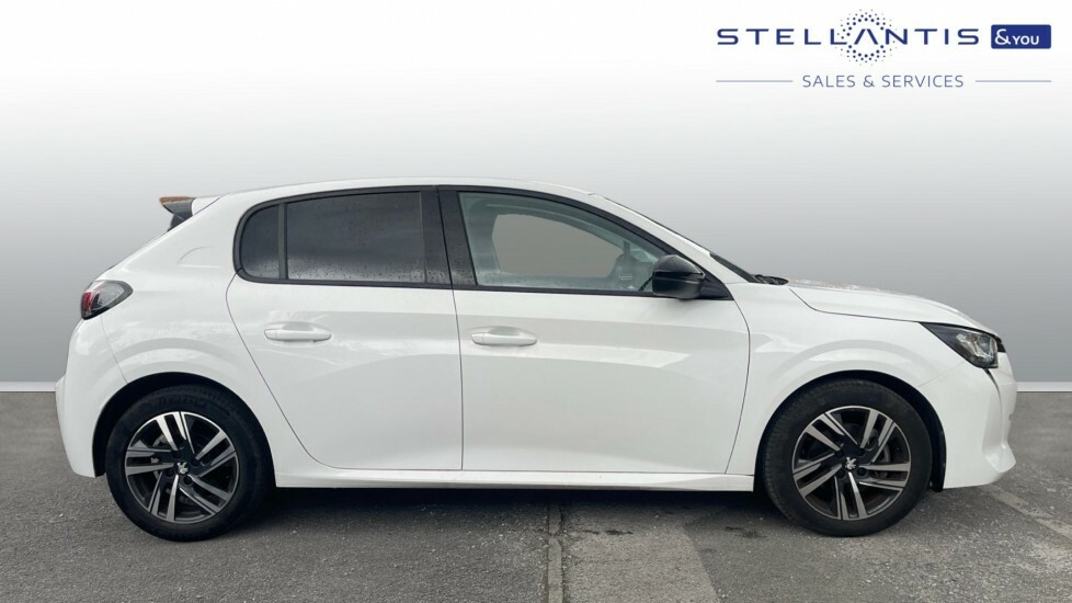 Peugeot 208 1.2 Puretech Allure Premium Hatchback  #2