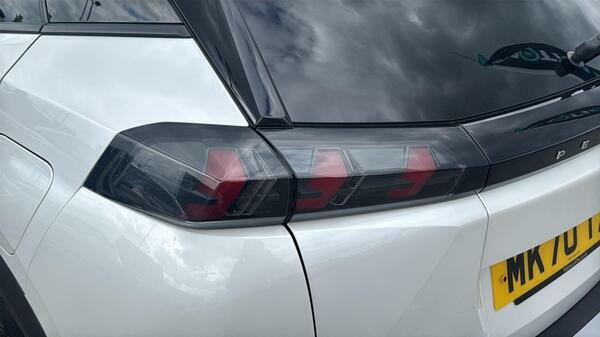 Peugeot 2008 1.2 Puretech Allure Premium Suv MK70TXR White #5