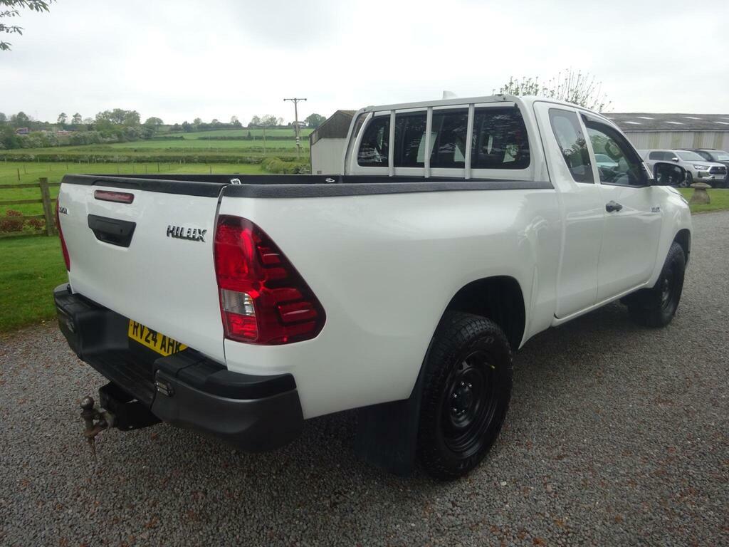 Toyota HILUX 2.4 D-4d Active Extra Pickup Extended Cab RF73FKM White #4