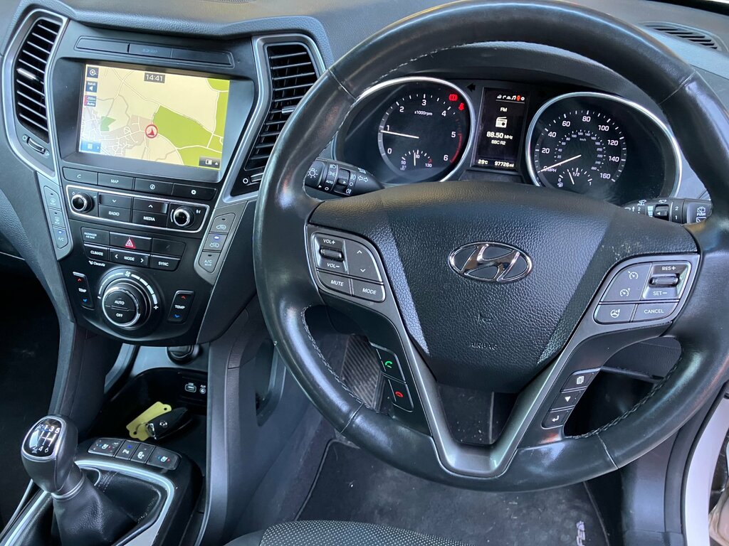 Hyundai Santa Fe 2.2 Crdi Premium Se. Family 7 Seat. Massive Spec PN66AKJ White #6