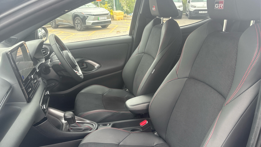 Toyota Yaris 1.5 Vvt-h Gr Sport E-cvt E FG75JYE Black #5