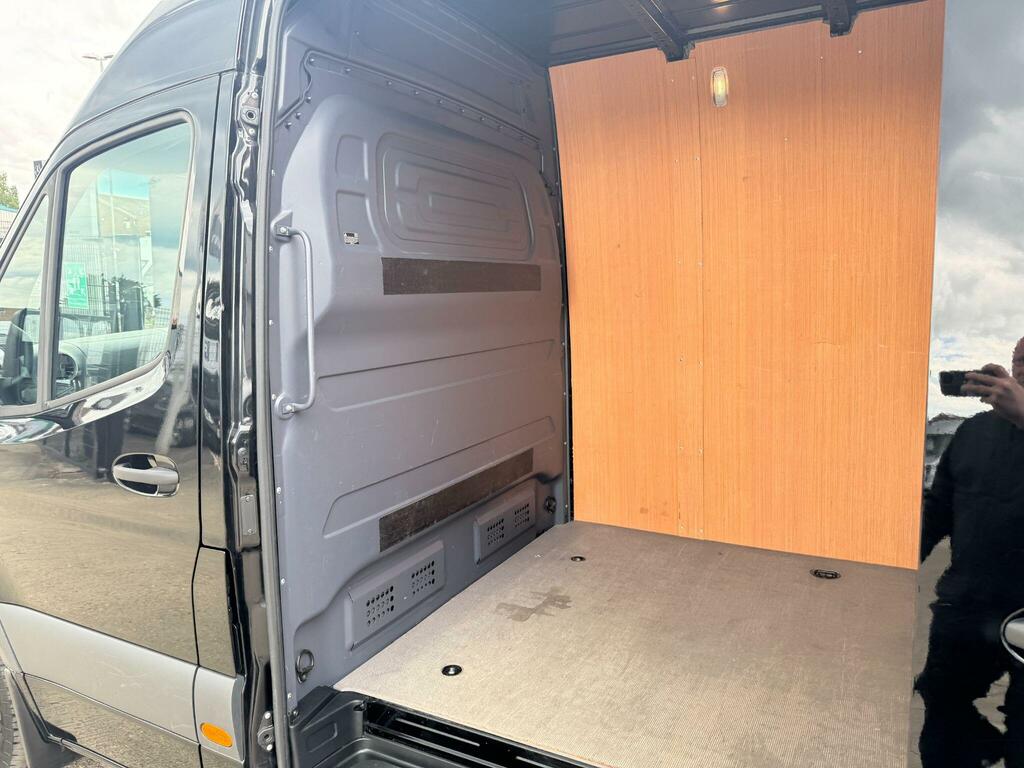 Mercedes-Benz eSprinter Pro Blue #24