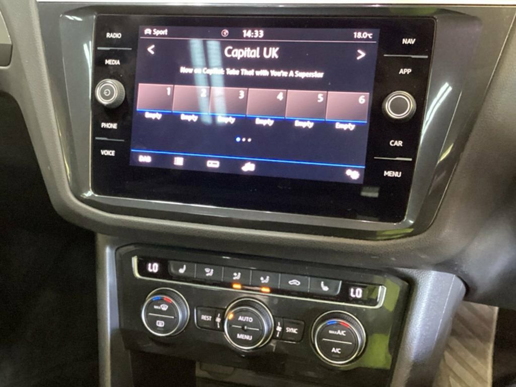 Volkswagen Tiguan 2L R-line VN18ZKK Grey #2