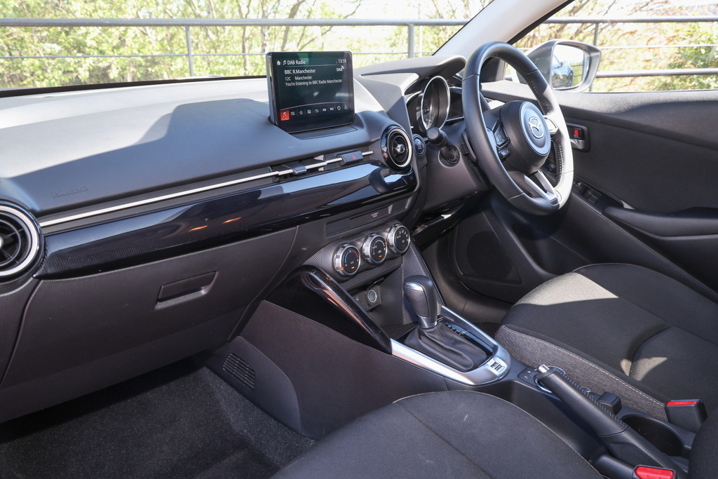Mazda 2 1.5 Skyactiv G Exclusive-line MT73VRV White #2