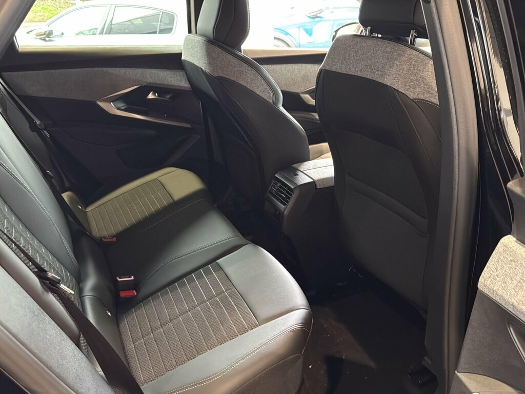 Peugeot 3008 73Kwh Allure Suv 210 Ps MH75YAK Black #4