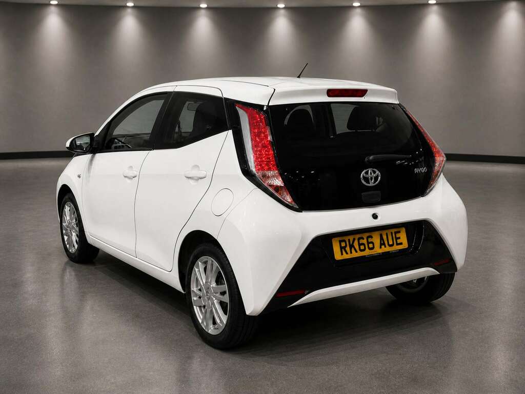 Toyota Aygo X 1.0 Aygo X-pression Vvt-i Cvt White #2