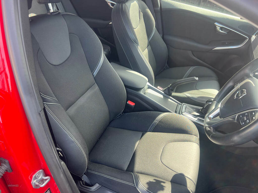 Volvo V40 D2 120 Momentum Nav Plus Geartronic Red #3