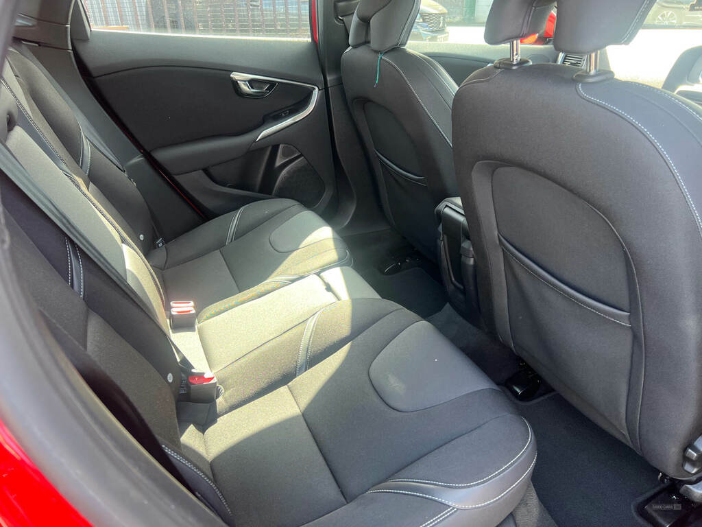 Volvo V40 D2 120 Momentum Nav Plus Geartronic Red #4