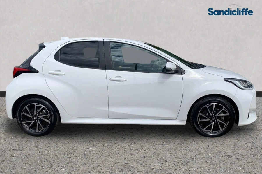 Toyota Yaris Yaris 1.5 Hybrid Design Cvt Hatchback DU22GXO White #3