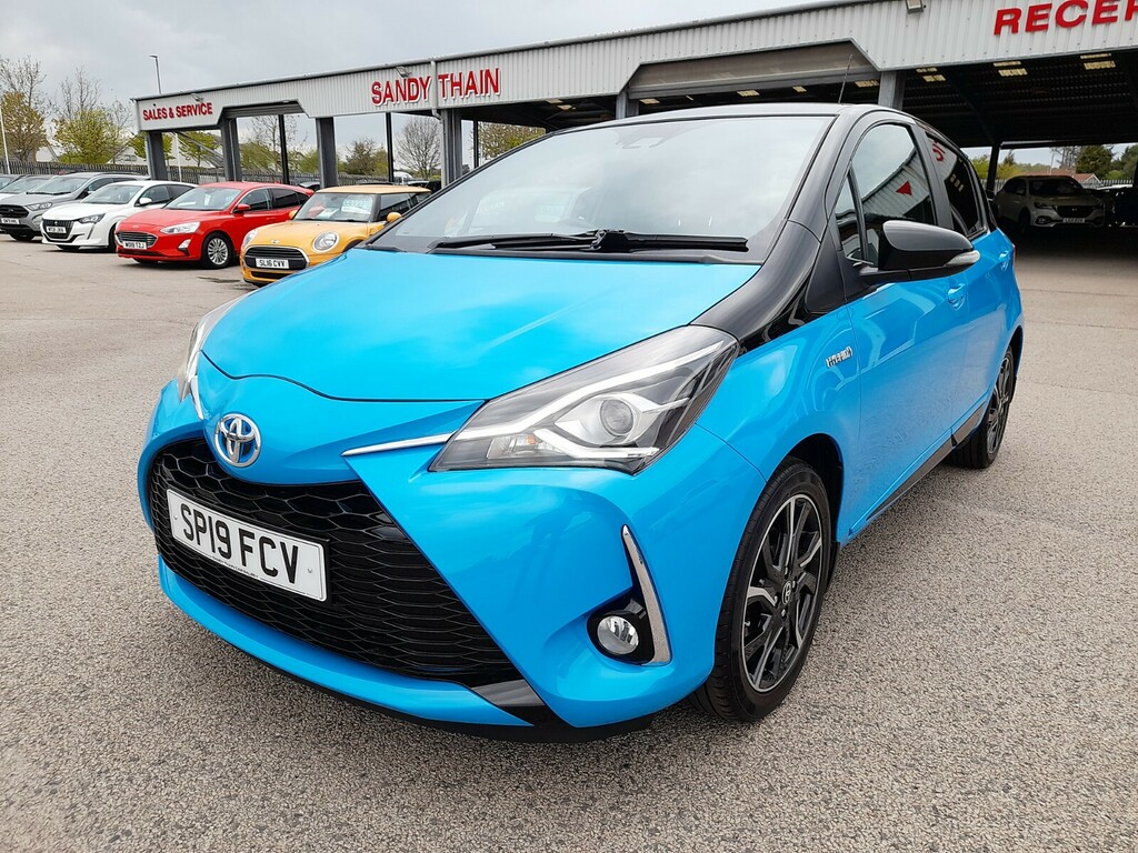 Toyota Yaris 1.5 Vvt-i Bi-tone Self-charging Hybrid Black