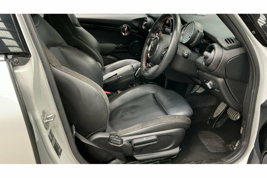 Mini Hatch Cooper Sport LL21XRJ White #2