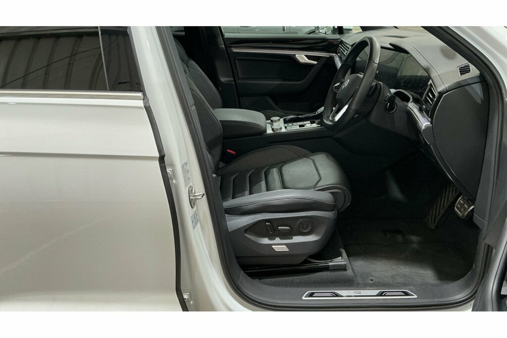 Volkswagen Touareg Tdi V6 R-line Tech Plus DE73PVW White #3