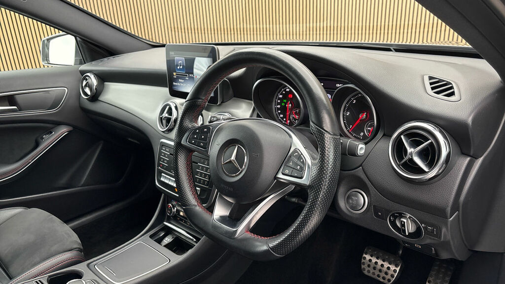 Mercedes-Benz GLA Class 2.1 Gla200d Amg Line Suv 7G-dct Euro 6 LT18NWZ Grey #4