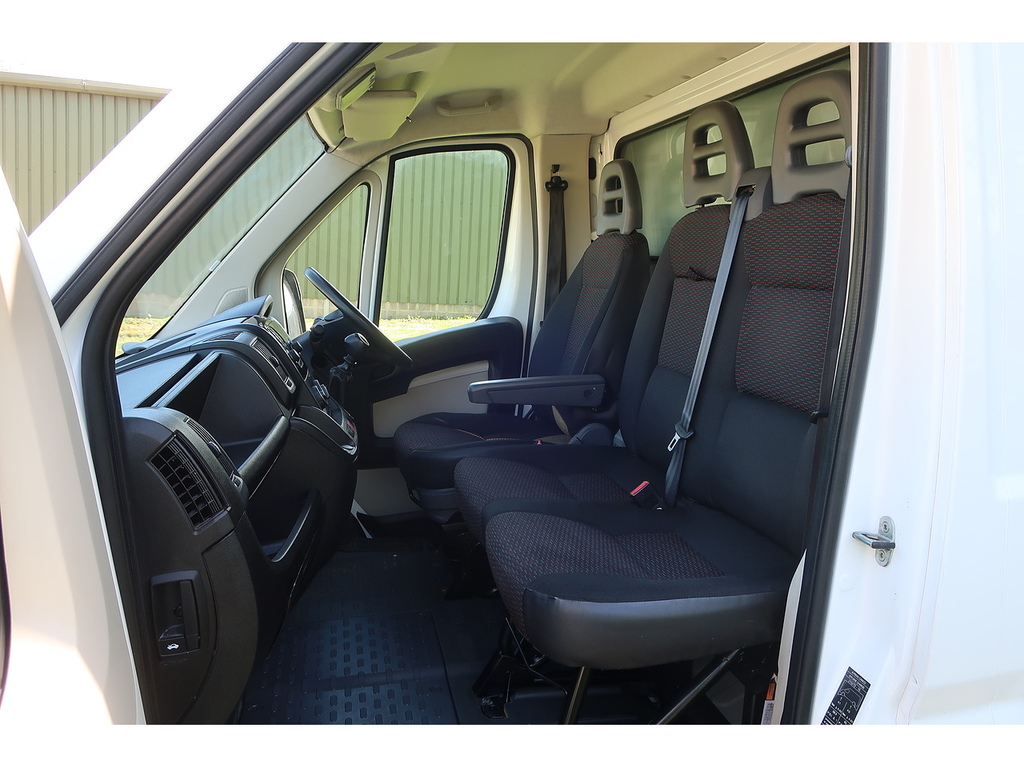 Peugeot Boxer 2.0 Bluehdi 335 Built For Business Luton Diese White #4