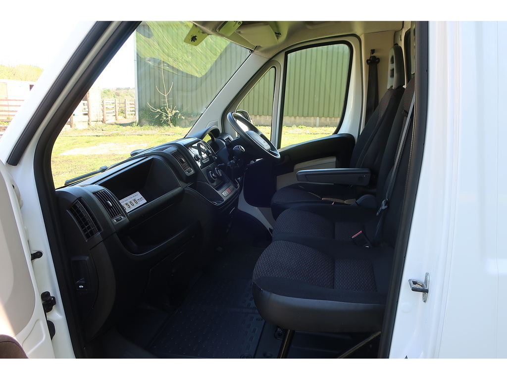 Peugeot Boxer 2.0 Bluehdi 335 Built For Business Luton Diese White #3