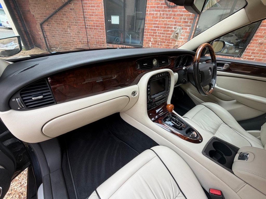 Jaguar XJ Saloon 3.0 V6 Sovereign Black #5