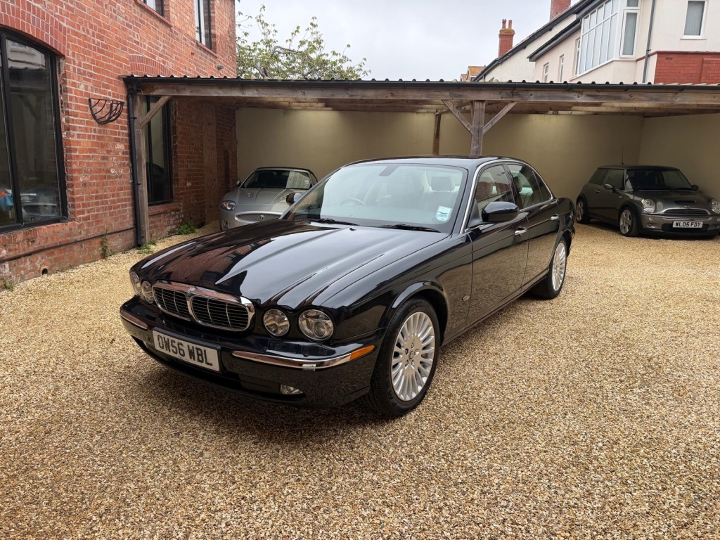 Jaguar XJ Saloon 3.0 V6 Sovereign Black