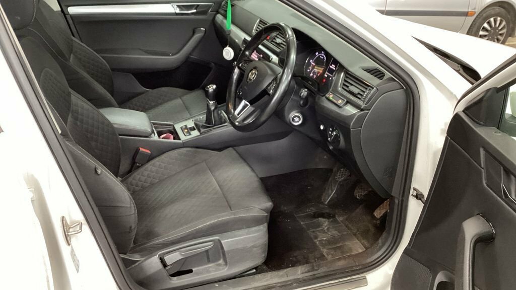 Skoda Superb 2L Se LF70NWY White #2