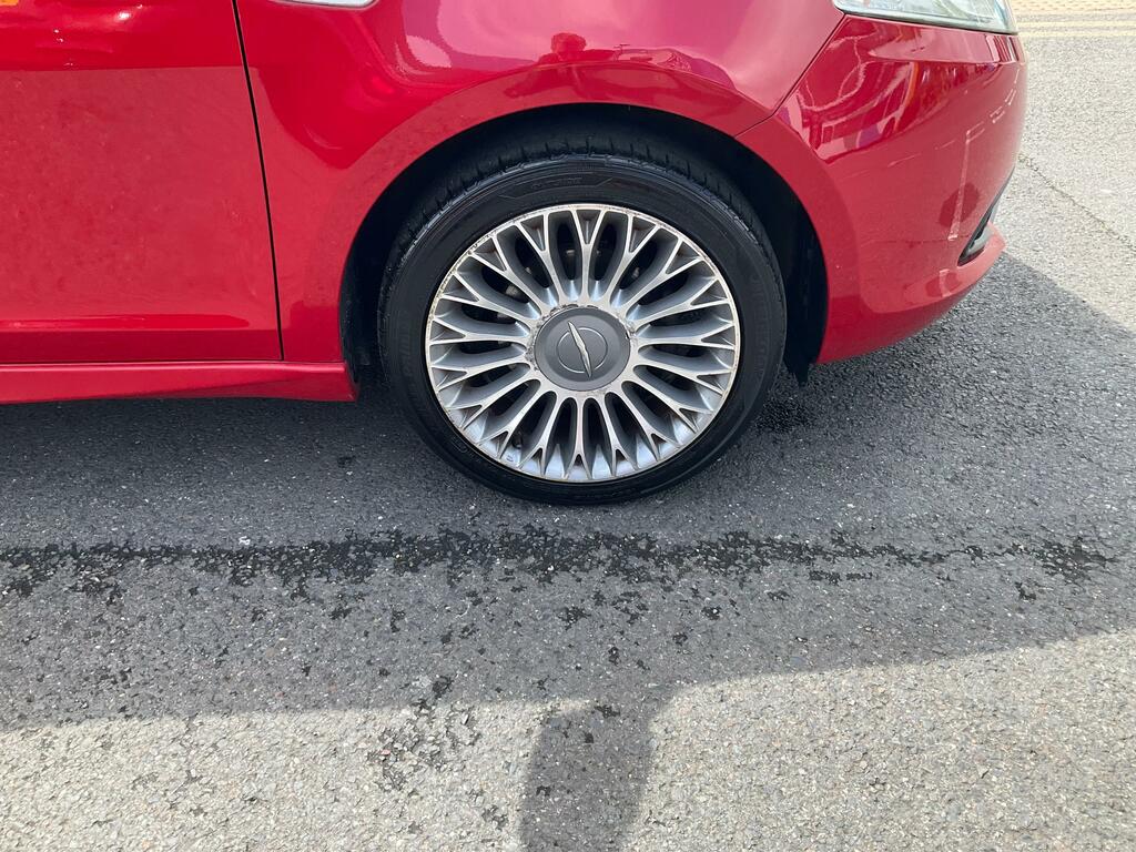Chrysler Ypsilon 0.9 Twinair Blackred Hatchback  Red #4