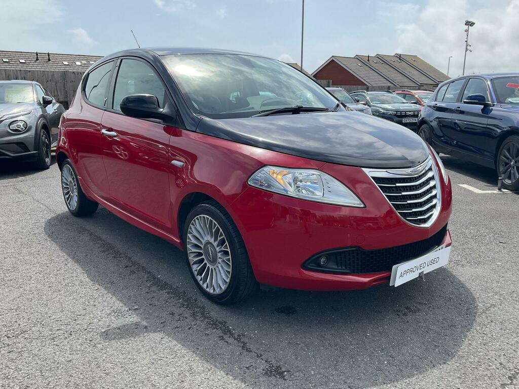 Chrysler Ypsilon 0.9 Twinair Blackred Hatchback Red