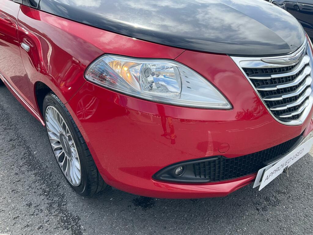 Chrysler Ypsilon 0.9 Twinair Blackred Hatchback  Red #2