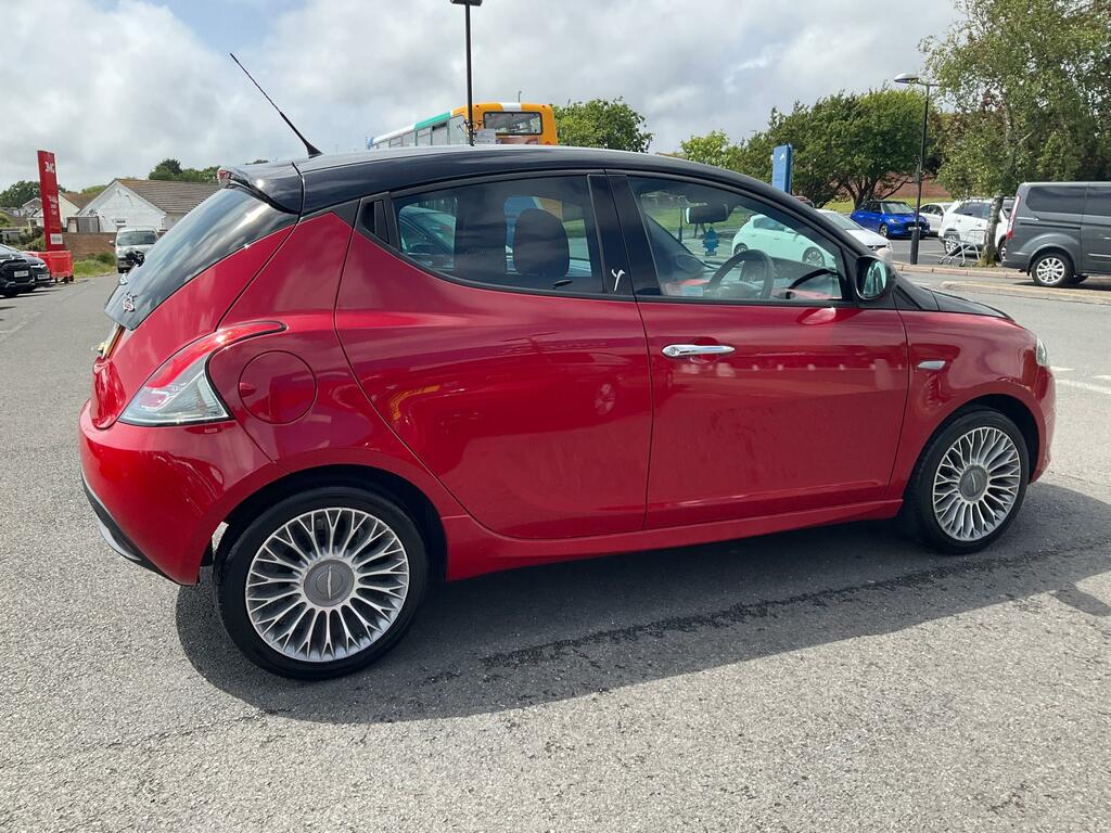 Chrysler Ypsilon 0.9 Twinair Blackred Hatchback  Red #5