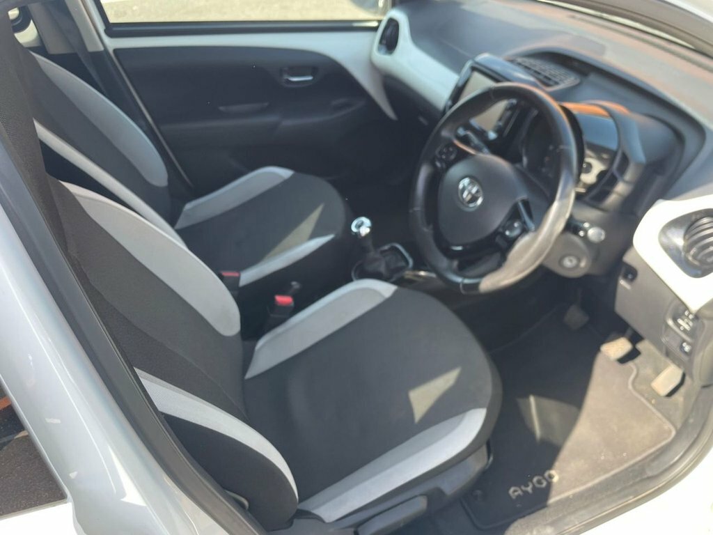 Toyota Aygo 1L X-press FG67LBF White #3