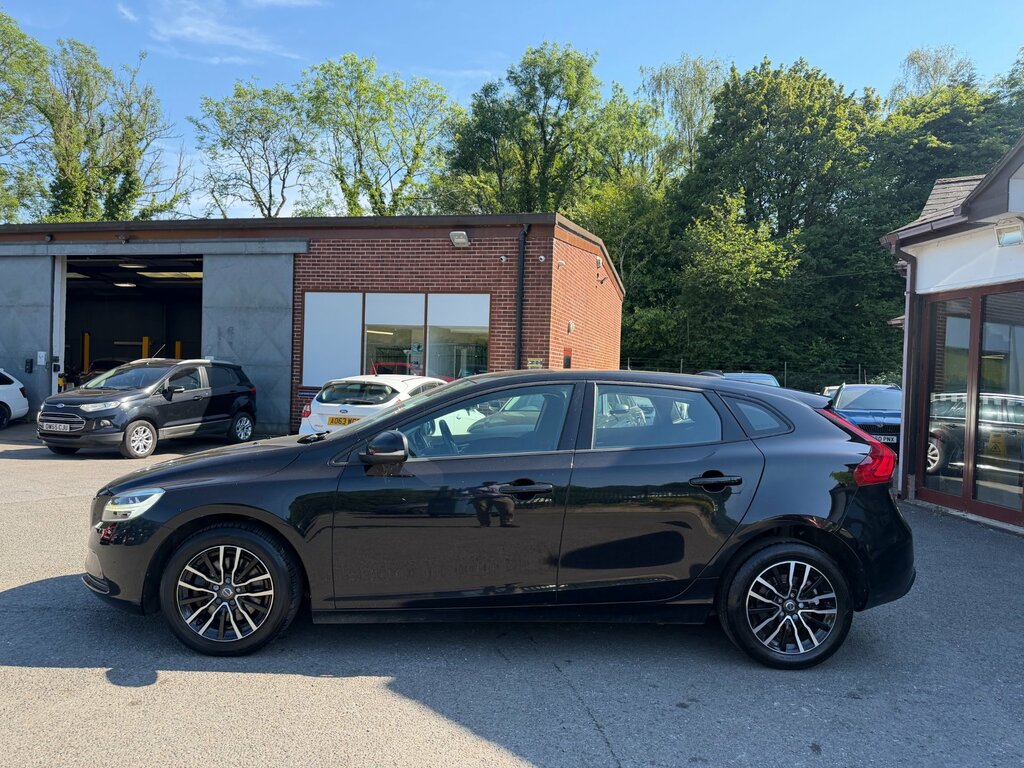 Volvo V40 2.0 T2 Momentum Hatchback Euro 6 KY18BPO Black #4