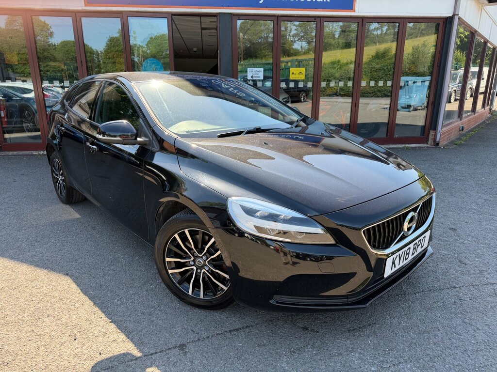 Volvo V40 2.0 T2 Momentum Hatchback Euro 6 Black