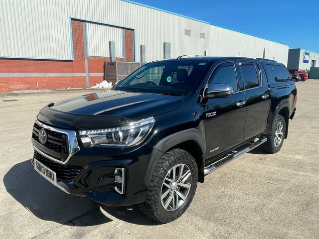 Toyota HILUX D-4d Invincible X Pickup Black #2