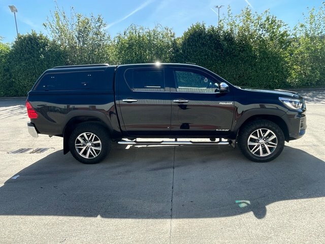 Toyota HILUX D-4d Invincible X Pickup Black #5