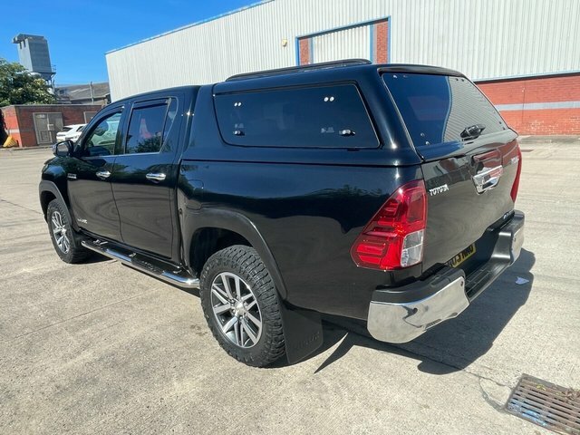 Toyota HILUX D-4d Invincible X Pickup Black #4