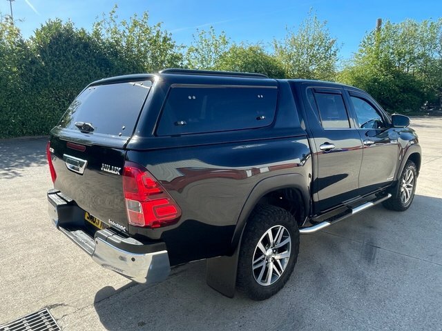 Toyota HILUX D-4d Invincible X Pickup Black #3