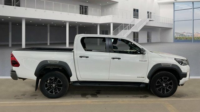 Toyota HILUX D-4d Invincible X Pickup White #6