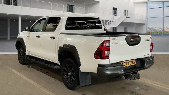 Toyota HILUX D-4d Invincible X Pickup White #3