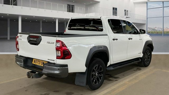 Toyota HILUX D-4d Invincible X Pickup White #5