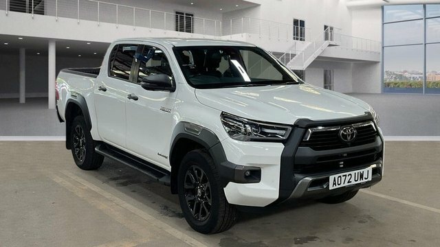 Toyota HILUX D-4d Invincible X Pickup White
