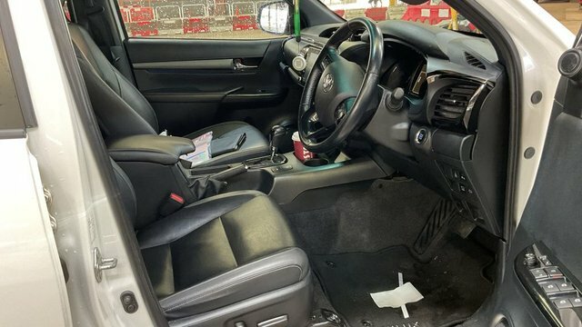 Toyota HILUX D-4d Invincible X Pickup White #4