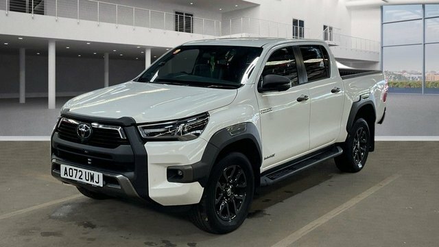 Toyota HILUX D-4d Invincible X Pickup White #2
