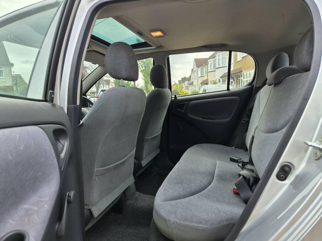 Toyota Yaris 1.3 Gls 84 Bhp Silver #20