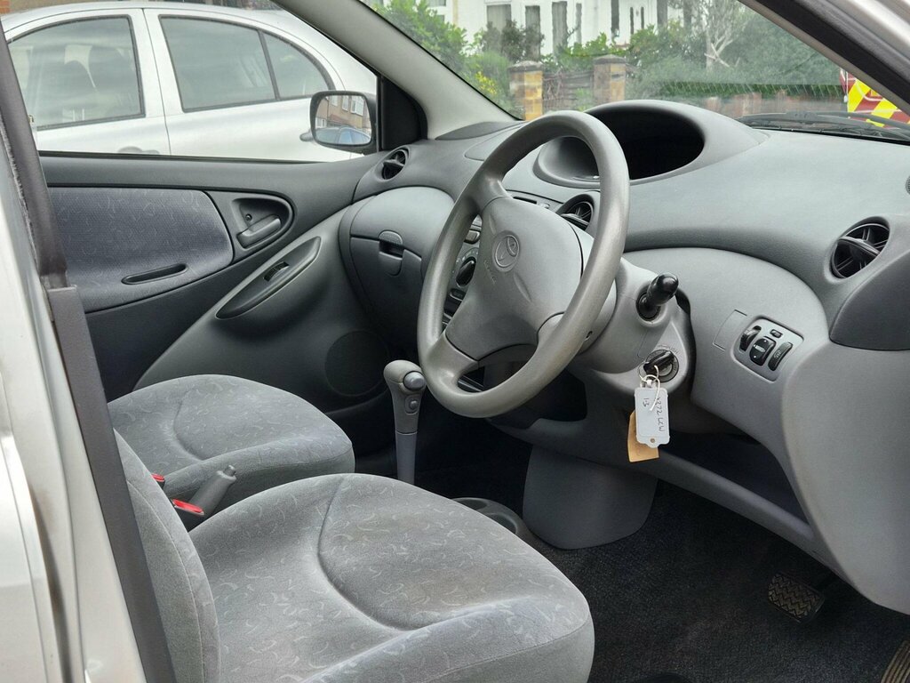 Toyota Yaris 1.3 Gls 84 Bhp Silver #14