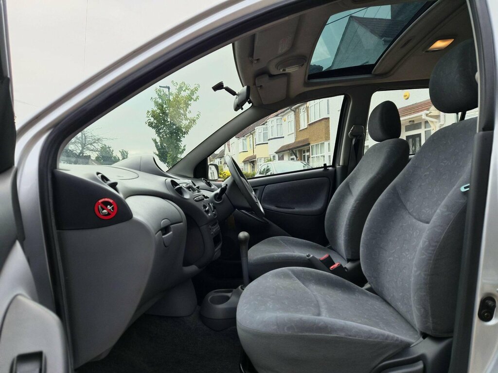 Toyota Yaris 1.3 Gls 84 Bhp Silver #21