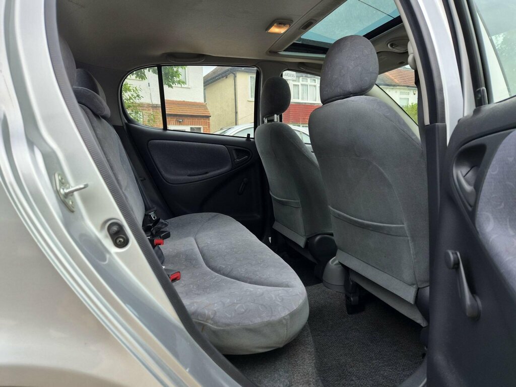 Toyota Yaris 1.3 Gls 84 Bhp Silver #18