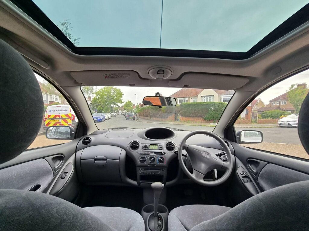 Toyota Yaris 1.3 Gls 84 Bhp Silver #17