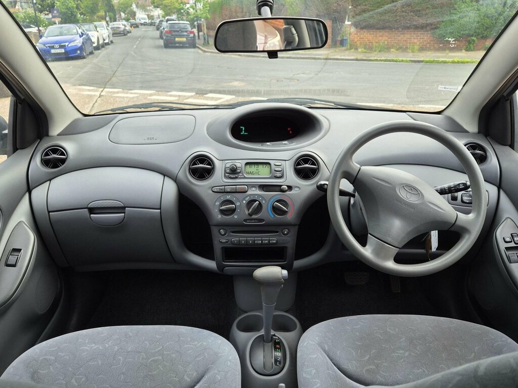 Toyota Yaris 1.3 Gls 84 Bhp Silver #15