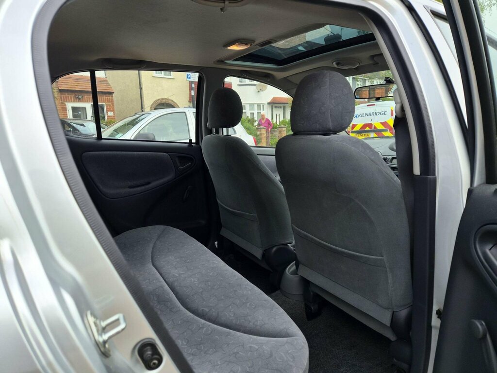 Toyota Yaris 1.3 Gls 84 Bhp Silver #19
