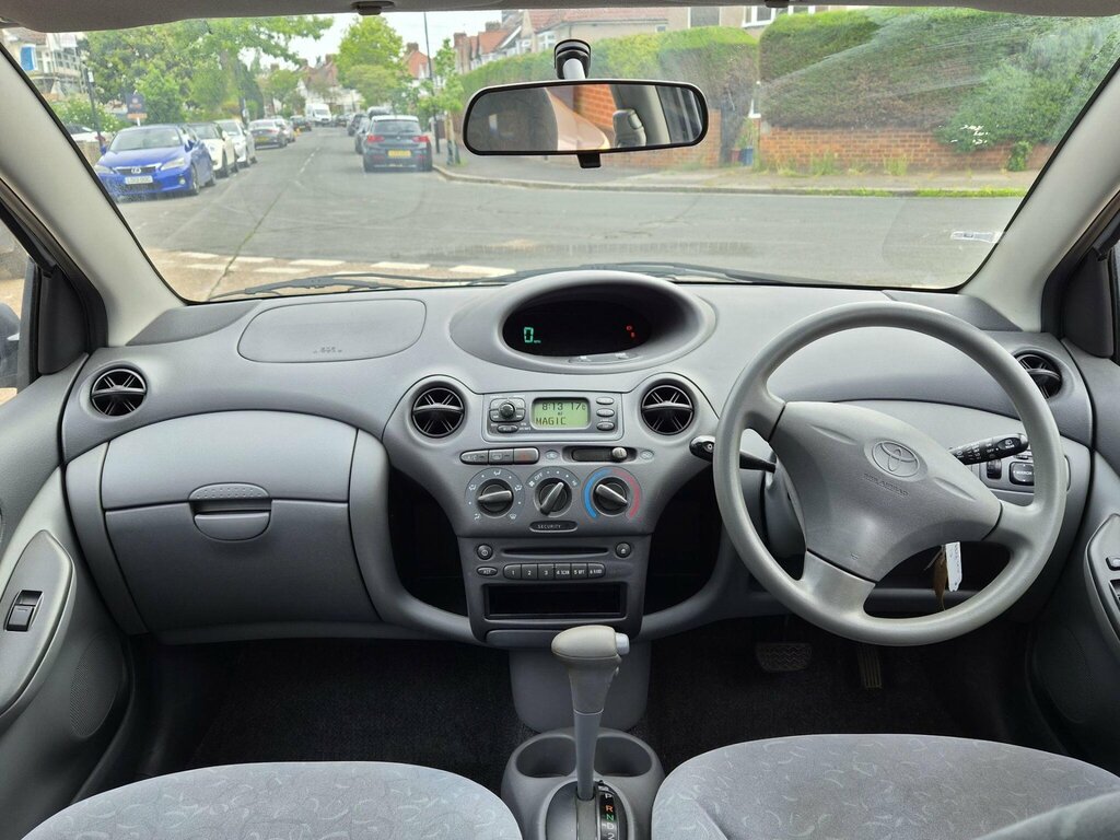 Toyota Yaris 1.3 Gls 84 Bhp Silver #4