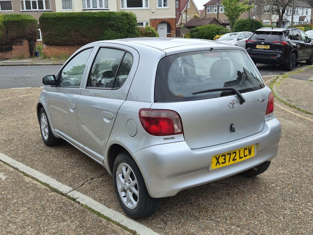 Toyota Yaris 1.3 Gls 84 Bhp Silver #3