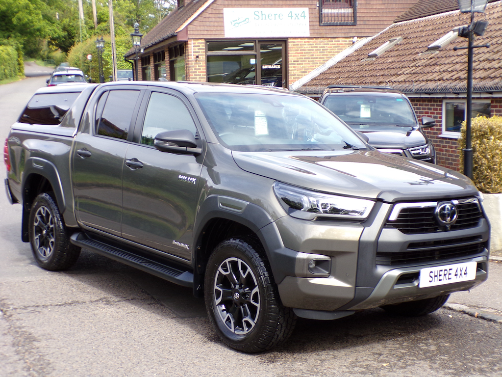 Toyota HILUX 2.8 D-4d Invincible X Pickup Double Cab Brown